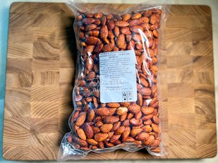 Ведро Ржаные гренки со вкусом Салями (1 кг): Миндаль ж/с со вкусом 